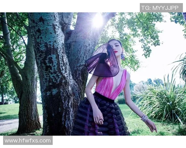 足球明星妻子红毯风采尽显魅力与优雅引领时尚潮流 足球明星妻子红毯风采尽显魅力与优雅引领时尚潮流